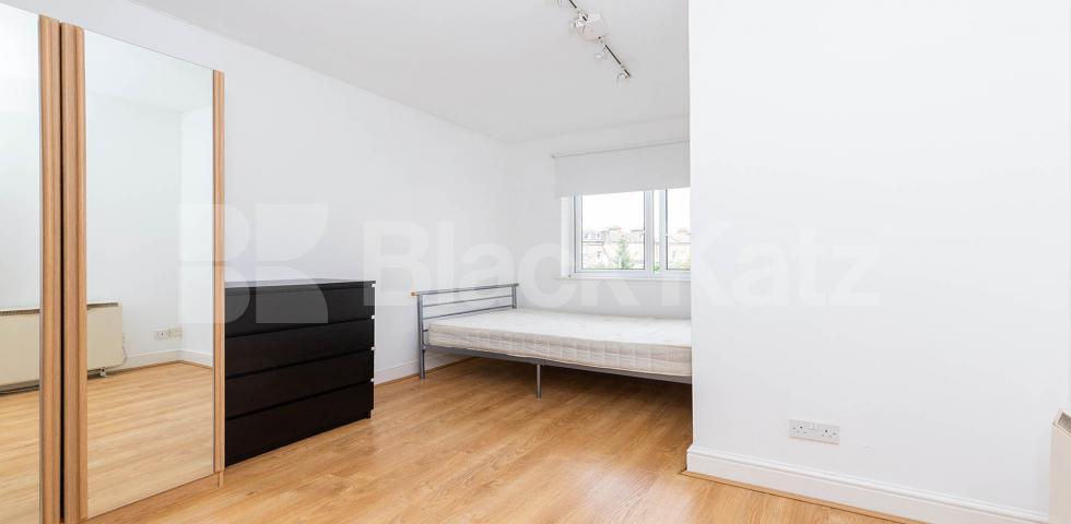 			LARGE 4 BED, 4 Bedroom, 1 bath, 1 reception Flat			 Criterion Mews, UPPER HOLLOWAY 